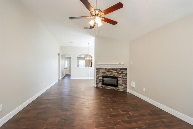 Building Photo - 21618 Aldercy