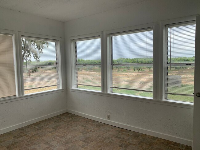 Building Photo - 10650 Township Rd