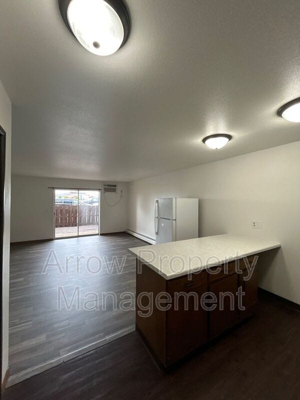 Building Photo - 215 E Arbor Ave