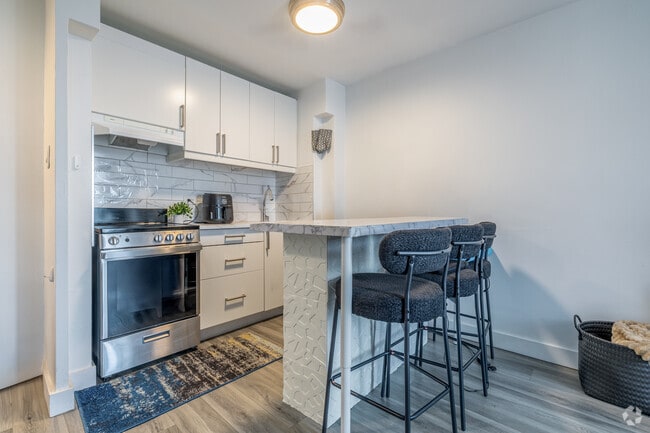 1BR, 1BA - Kitchen - Le Royal Urbain