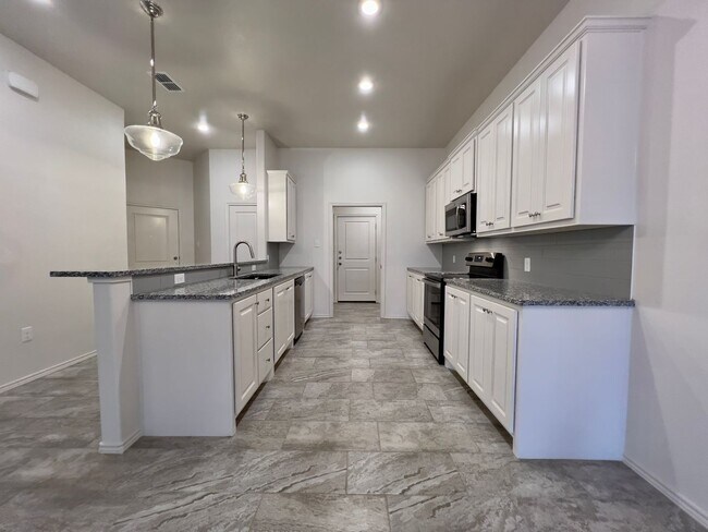 Foto del edificio - MOVE-IN SPECIAL: Charming 2 Bedroom, 2 Bathroom Townhome