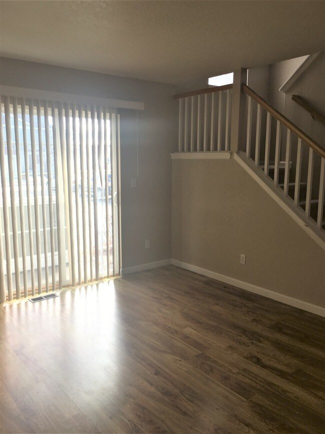 Building Photo - Lovely 3 Bedroom Townhome in Emerald Glen
