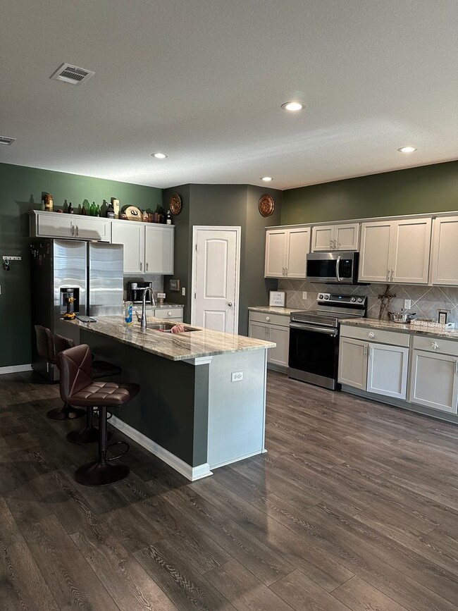 Building Photo - FOR RENT