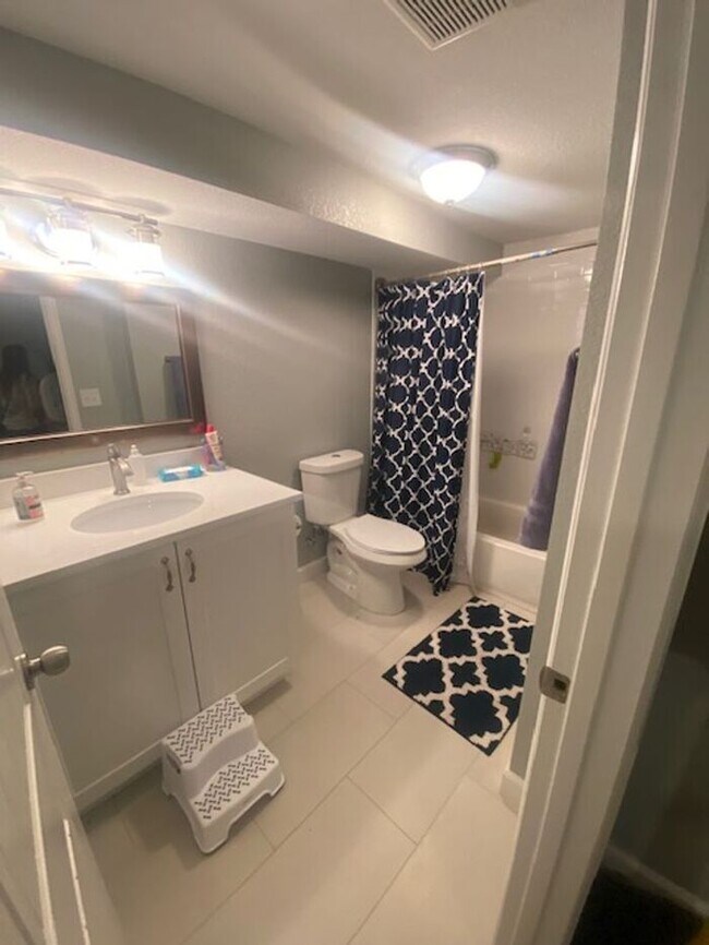 Building Photo - Beautifully Remodeled 3 Bedroom, 3 Bathroo...