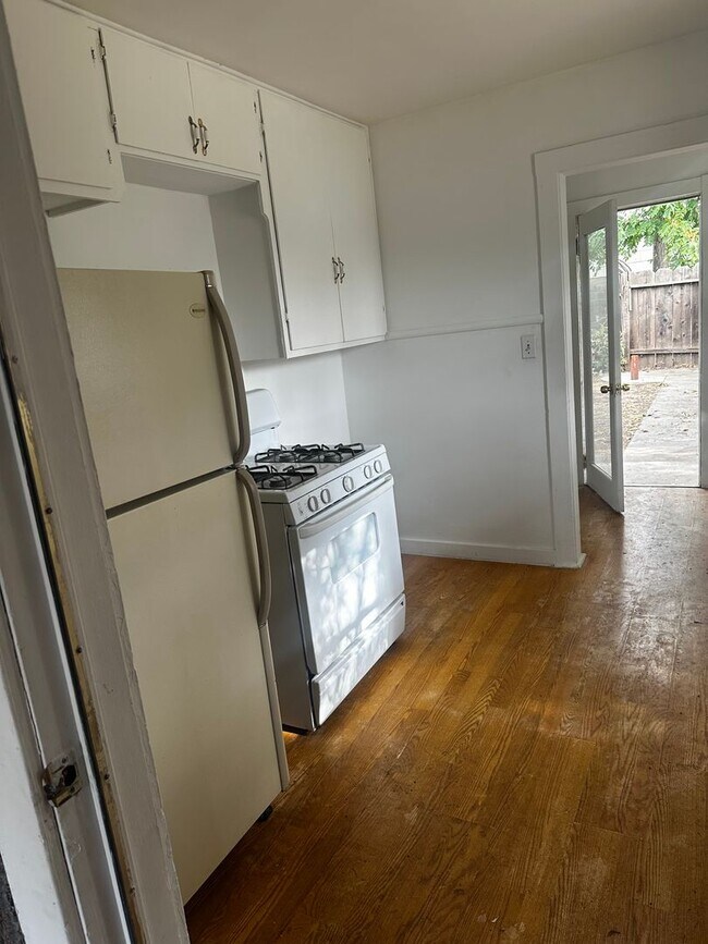Building Photo - Cozy Charming home