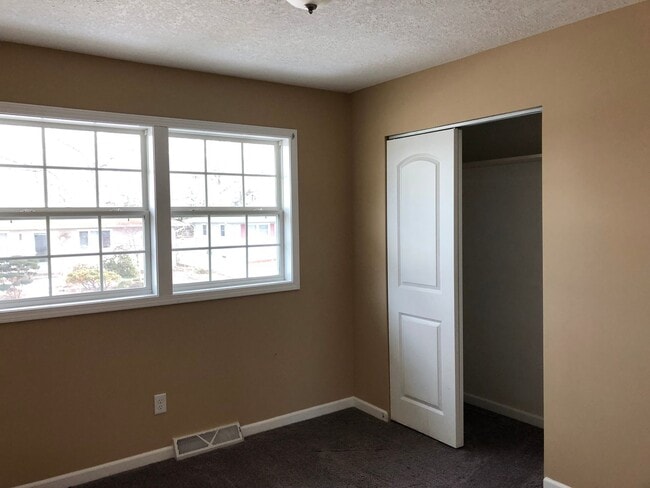 Building Photo - Spacious 3-Bedroom in Rock Island with Garage