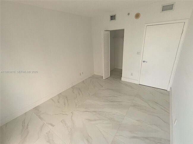 Foto del edificio - 335 S Biscayne Blvd