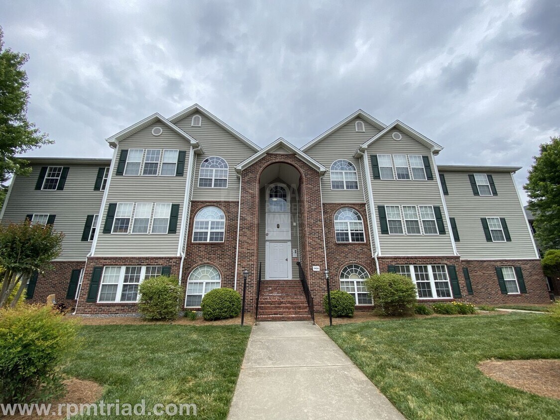 Foto principal - Beautifully Updated 2BR/2BA Gated Condo in...