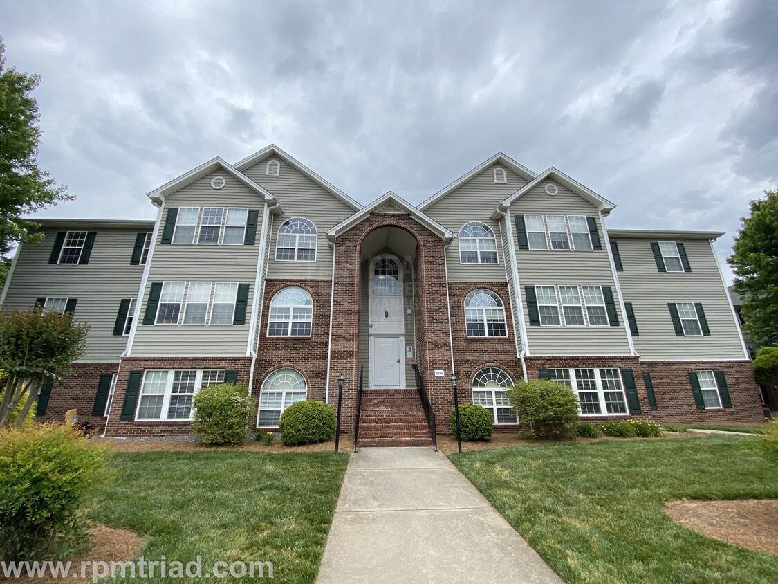 Primary Photo - Beautifully Updated 2BR/2BA Gated Condo in...