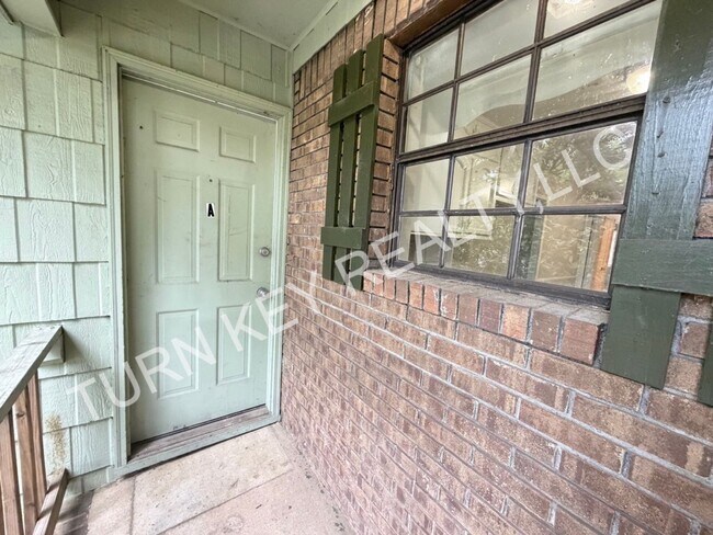 Foto del edificio - 8144 Rugby Ave