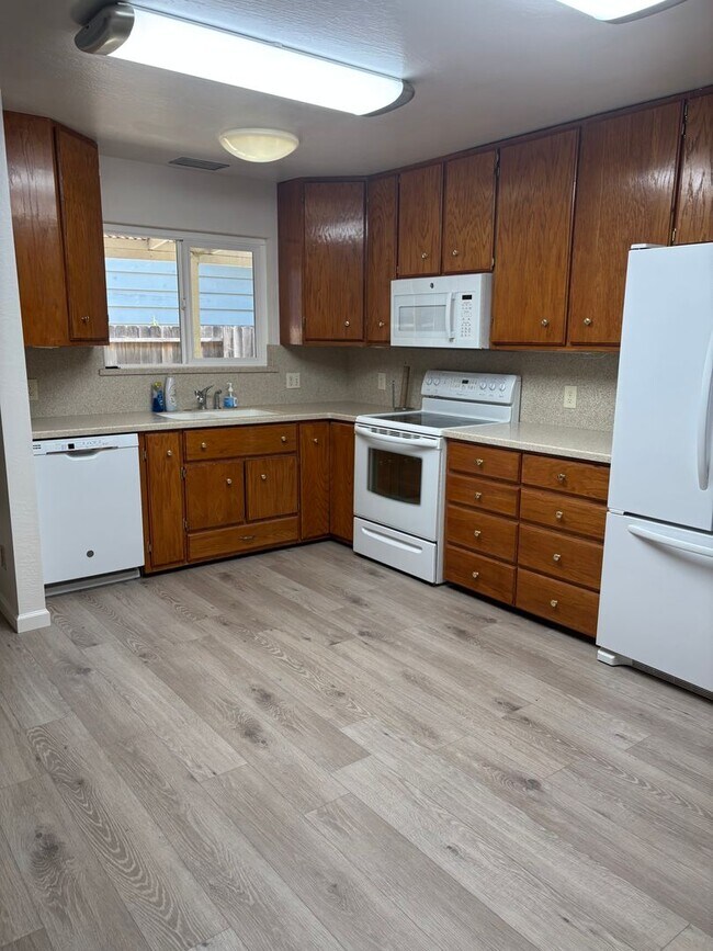 Building Photo - Bennett Valley 3 bedroom 2 bath Home!