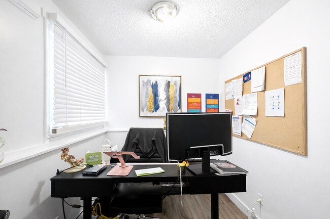 Photo du bâtiment - 10724-10105 105 St NW