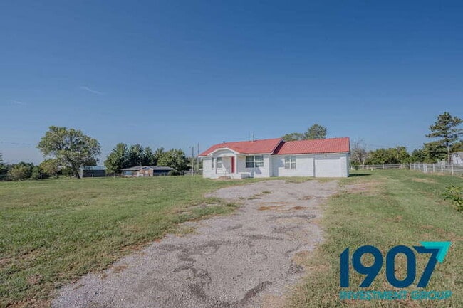 Building Photo - Spacious Rural Retreat in Norman with Open...
