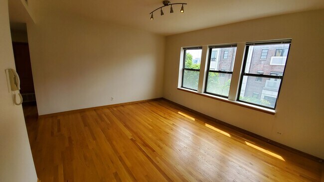Building Photo - Top Floor Near United Center with Lots of ...