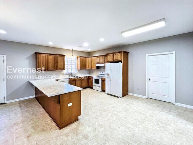 Foto del edificio - 4 Bed/2.5 Bath Home with Fenced Yard & Garage / Pet-Friendly / Available Now!