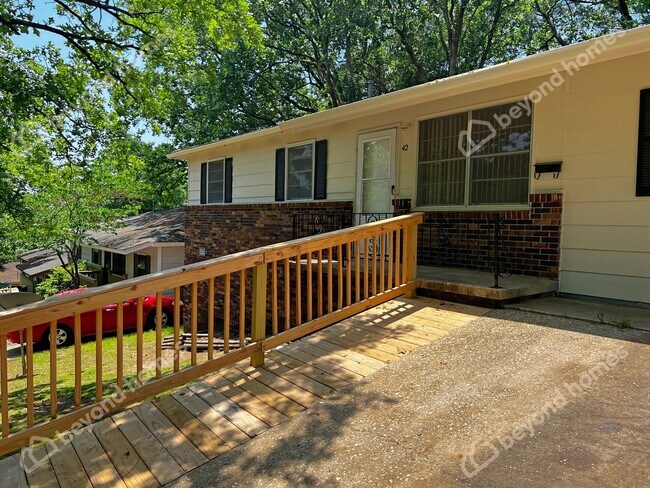 Building Photo - Beautiful and Modern 3 BD 1 BA with 1,196 ...