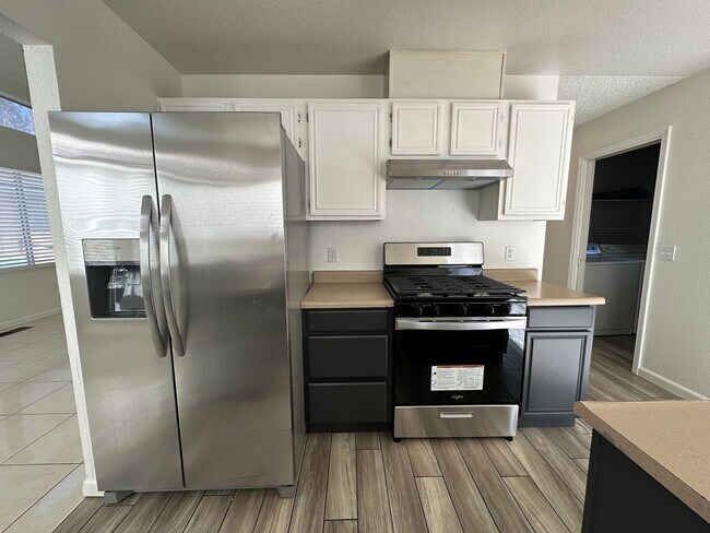 Foto del edificio - Spacious 3 Bedroom, 2.5 Bath 2 Car Garage