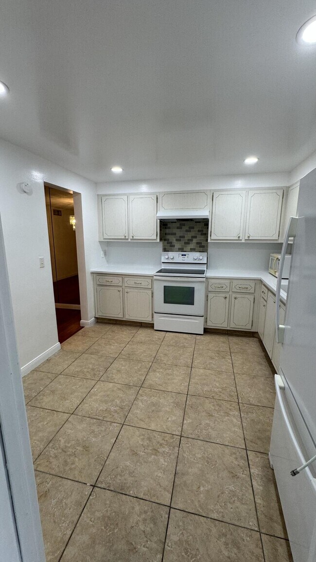 Building Photo - 300 S Luna Ct