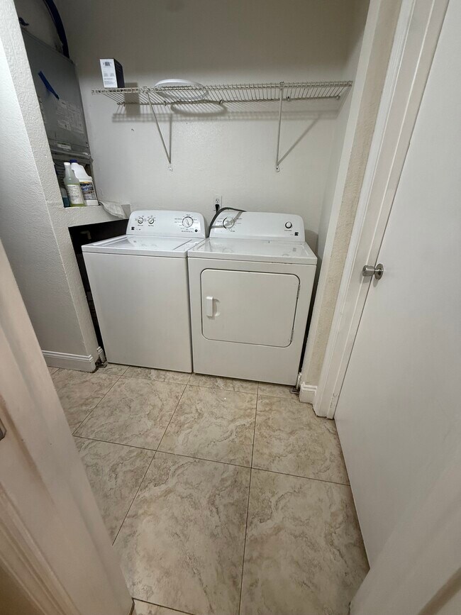 Foto del edificio - 5785 Gatlin Ave