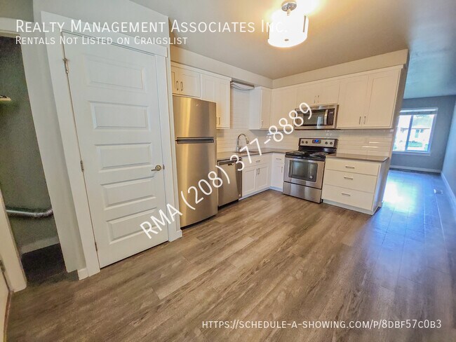 Foto del edificio - Newly Updated 2 Bedroom Duplex off Collist...