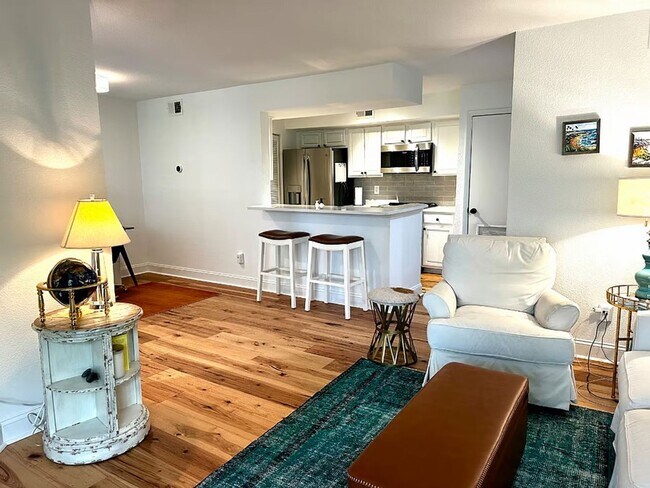 Foto del edificio - Furnished/Updated 1 Bed/1 Bath Condo- Close to Sullivan's Island