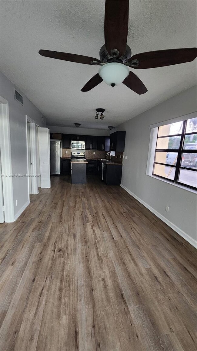 Building Photo - 513 S Ocean Dr