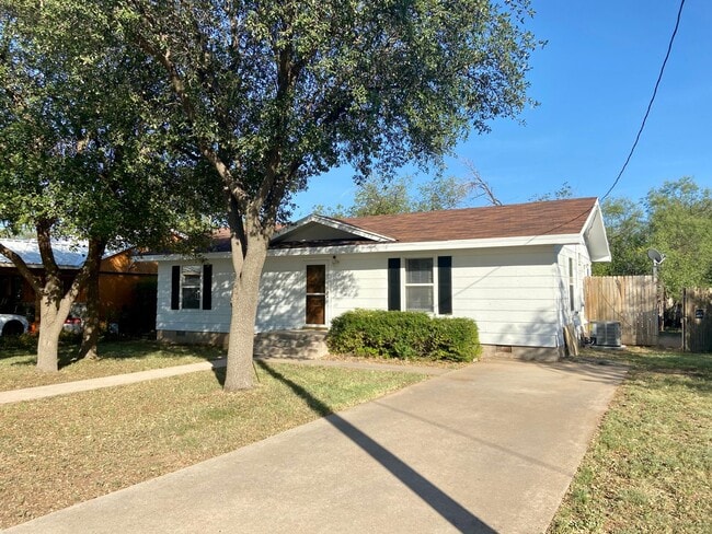 Building Photo - Precious 3 bedroom 2 bath home! Just updat...