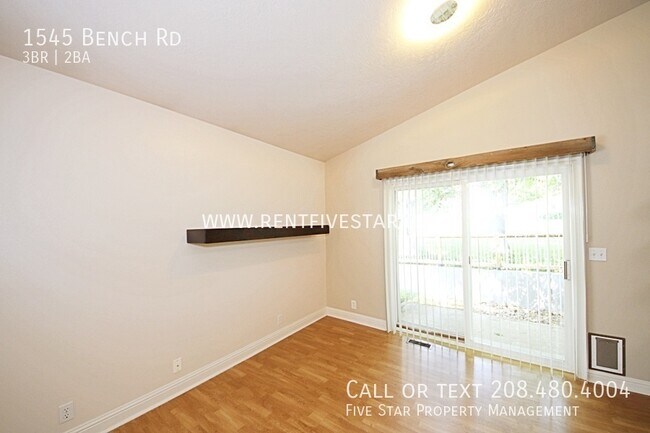 Foto del edificio - 1545 Bench Rd