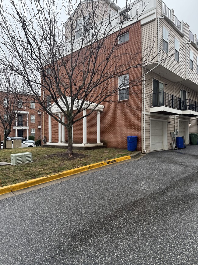 Garage - 4630 Dillon St