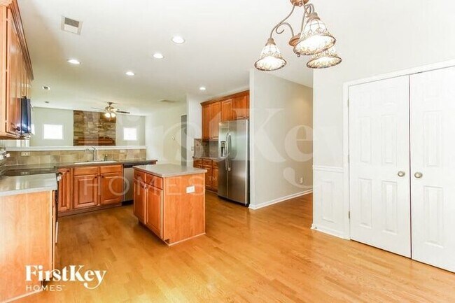 Foto del edificio - 4015 Shadetree Dr