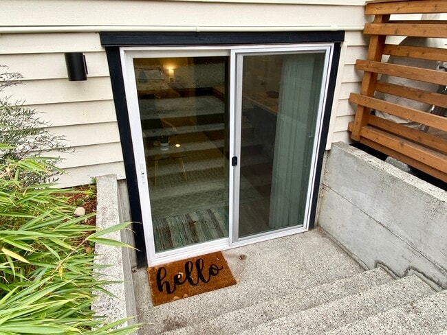 Private entryway. - 4045 54th Ave SW