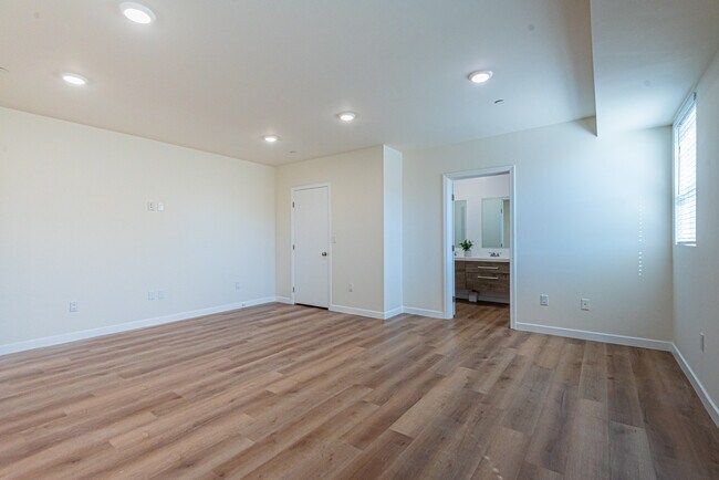 Dormitorio principal en el primer piso - 16753 Sherman Way