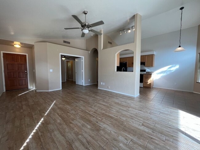 Foto del edificio - 2 BEDROOM PLUS DEN NEAR ARROWHEAD SHOPS