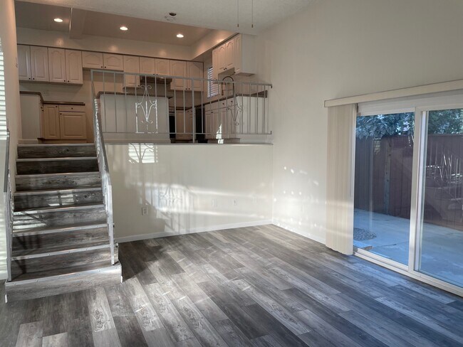 Living Room b - 2011 Perry Ave