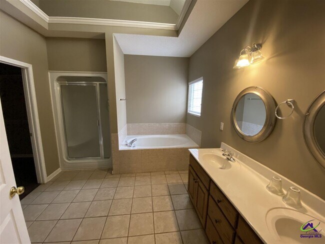 Building Photo - 104 Village Walk