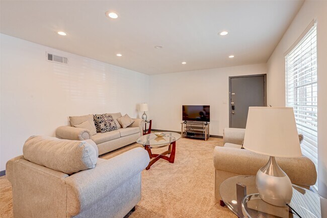 Building Photo - 5863 Inwood Dr