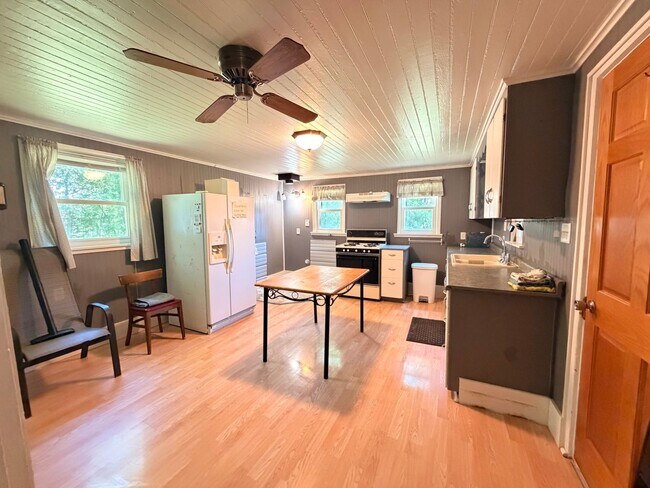 Building Photo - 2 Bedroom Home in Palmer! $750