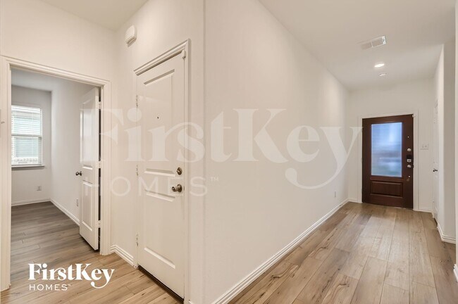Foto del edificio - 5233 Rockrose Ln