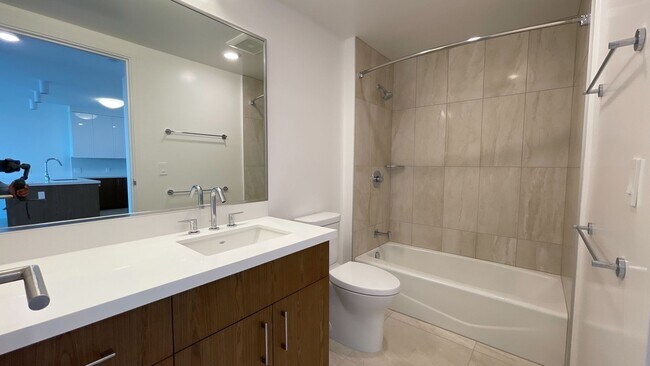 Building Photo - AZURE at Ala Moana - 1 Bed 1 Bath 1 Parking -Great location to Shopping & Restaurants