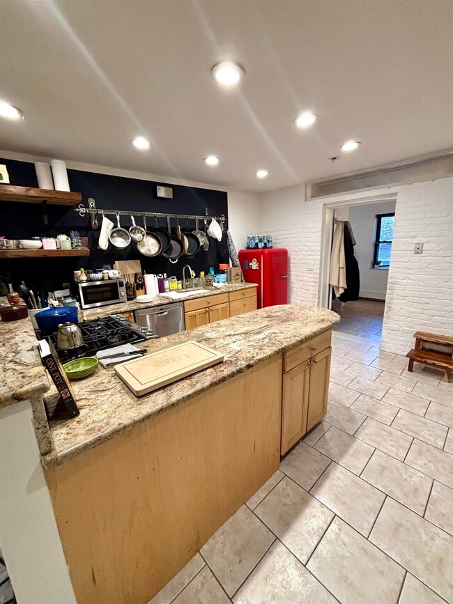 Building Photo - 204 Warren St