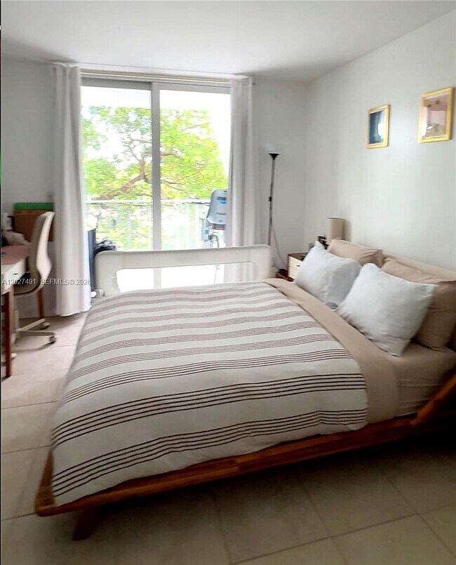 Foto del edificio - 650 NE 64th St