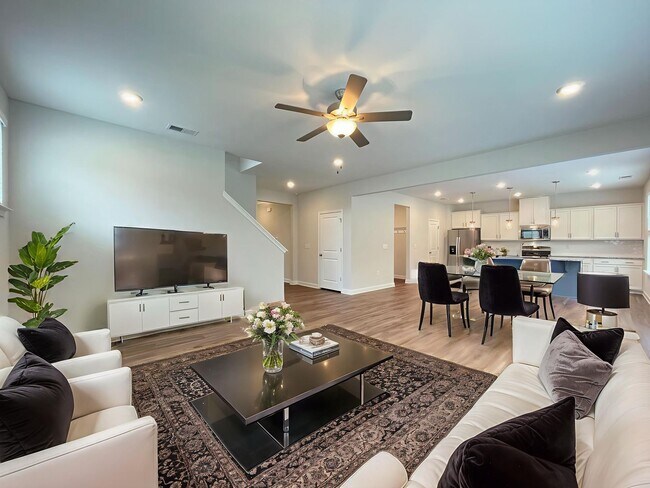 Foto del edificio - Lovely 4 Bedroom 2-Car Garage Home with Guest Suite in Main Level @ Sierra Heights, Clayton, Avai...