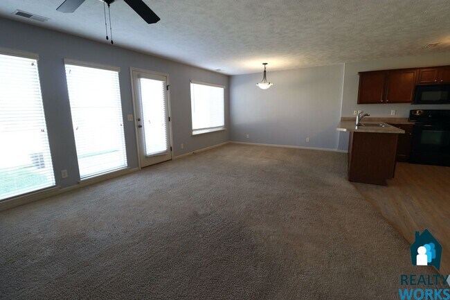 Foto del edificio - Great Sized 3 bed Townhome!