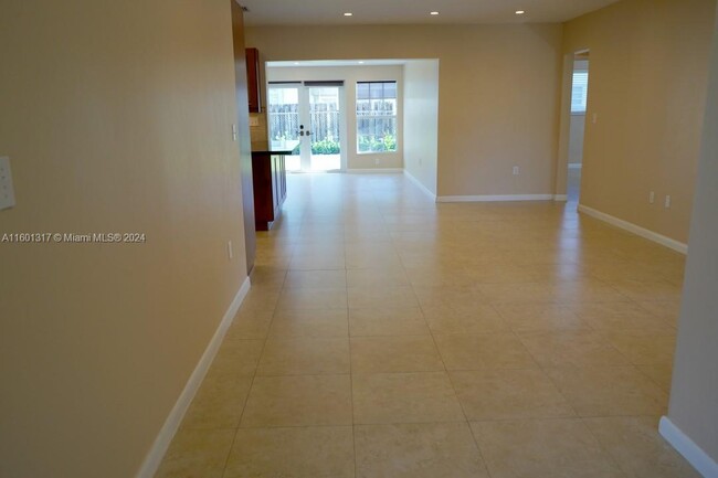 Building Photo - 10701 SW 77th Ct