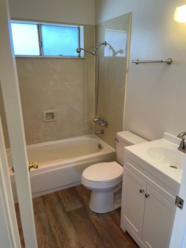 Building Photo - 300 Warren Ave