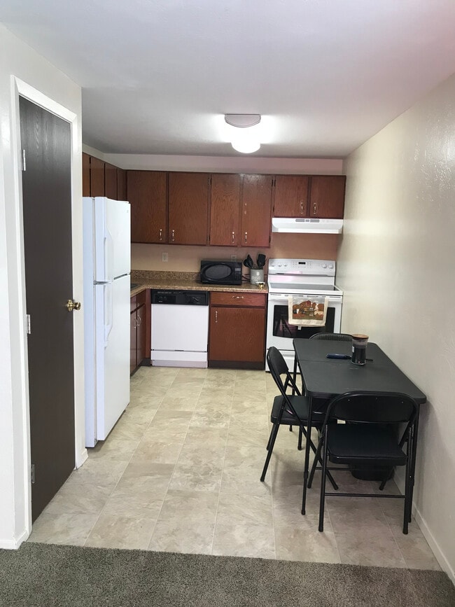 Convenient sized kitchen with dishwasher - 230 Shoshone Ave