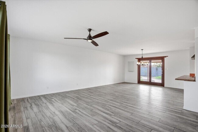 Foto del edificio - 1935 E El Parque Dr