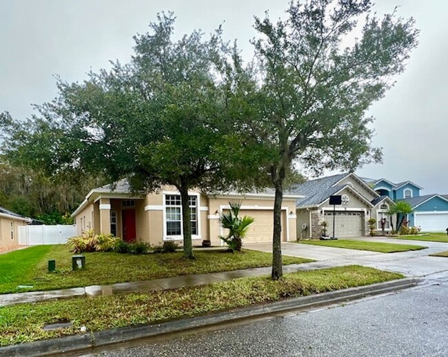 Building Photo - MOVE IN NOW! FRESH Paint!! Spacious 1 stor...