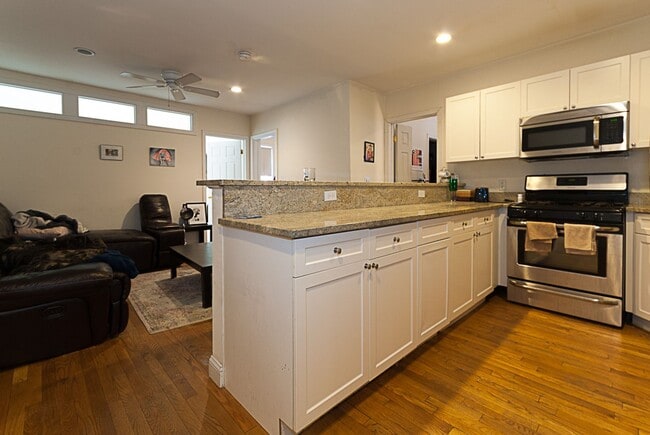 Building Photo - Boston University Off Campus 3bed / 1bath on St Paul St