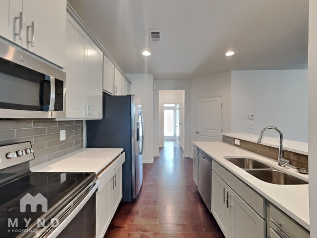 Building Photo - 842 Regal Ln